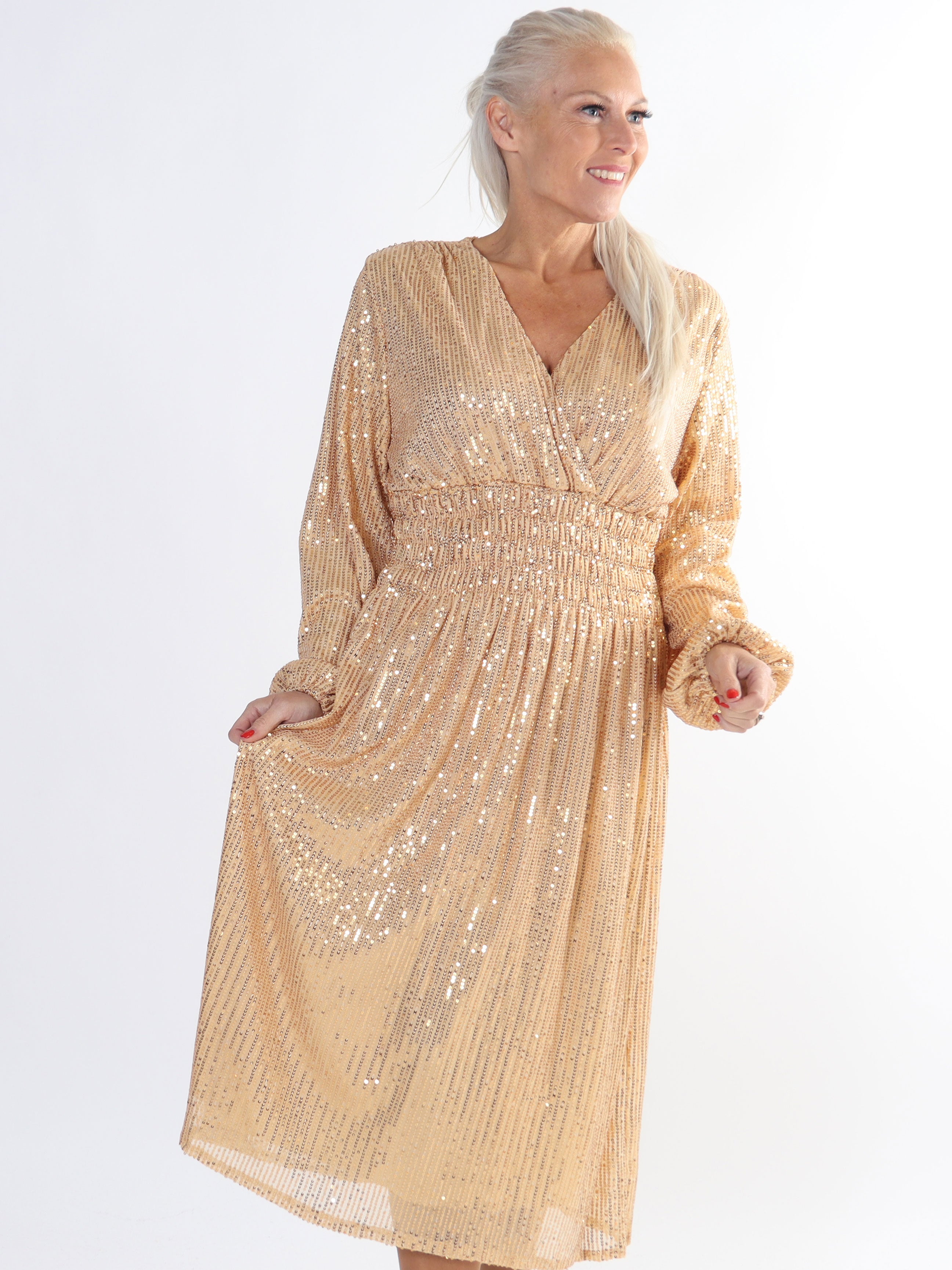 Pams Glitter Midi L/S - Plus size klänning med smock och paljetter